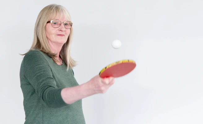 Mitarbeiterin Annemarie Ebner spielt Tischtennis