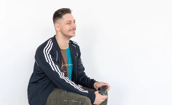 Mitarbeiter Egon Manya mit Spielkonsole