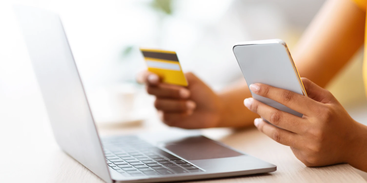 Kreditkartenzahlung per Smartphone nach Einkauf in Onlineshop.