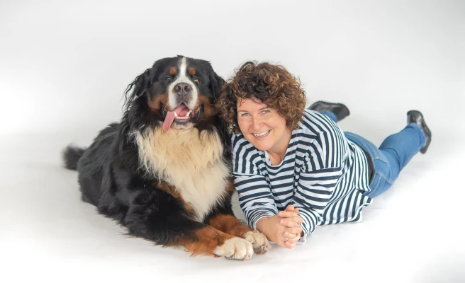 Mitarbeiterin Evelyn Pirklbauer mit ihrem Berner Sennenhund.