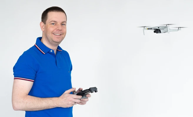 Mitarbeiter Thomas Otzasek fliegt mit Drohne.