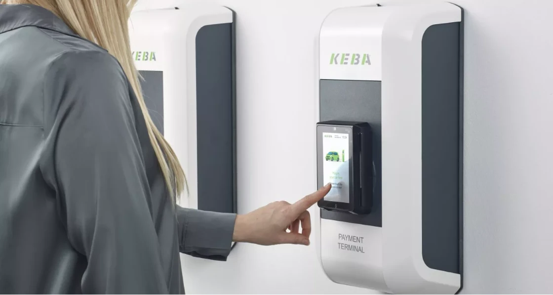Frau bedient die Applikation am KEBA Direct Payment Terminal.