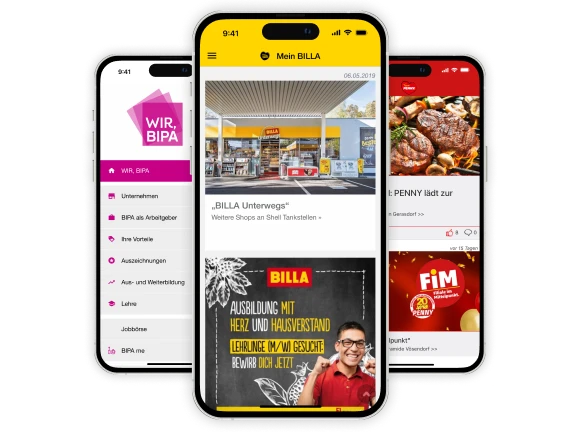 Drei Smartphones mit Screens von Mitarbeiter-Apps der REWE-Gruppe