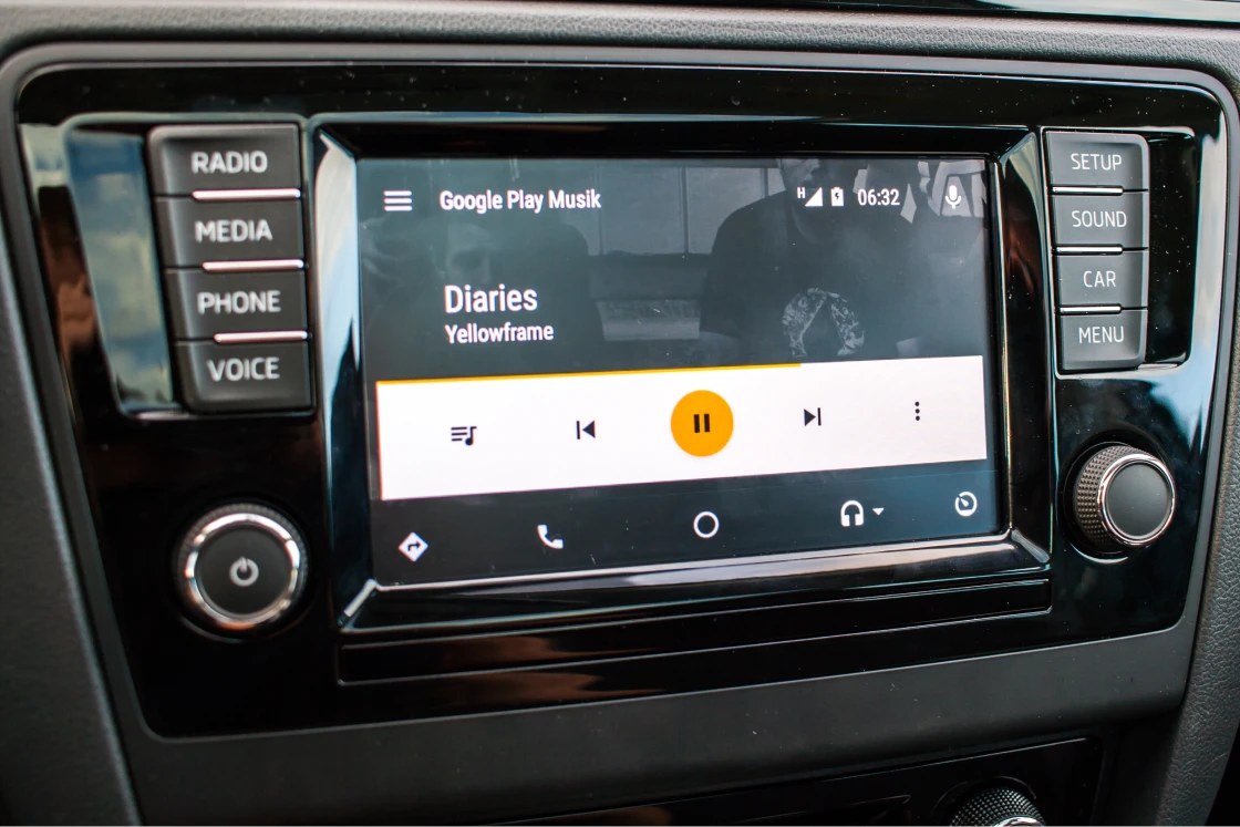 Auto-Bildschirm mit Google Play Musik Screen.