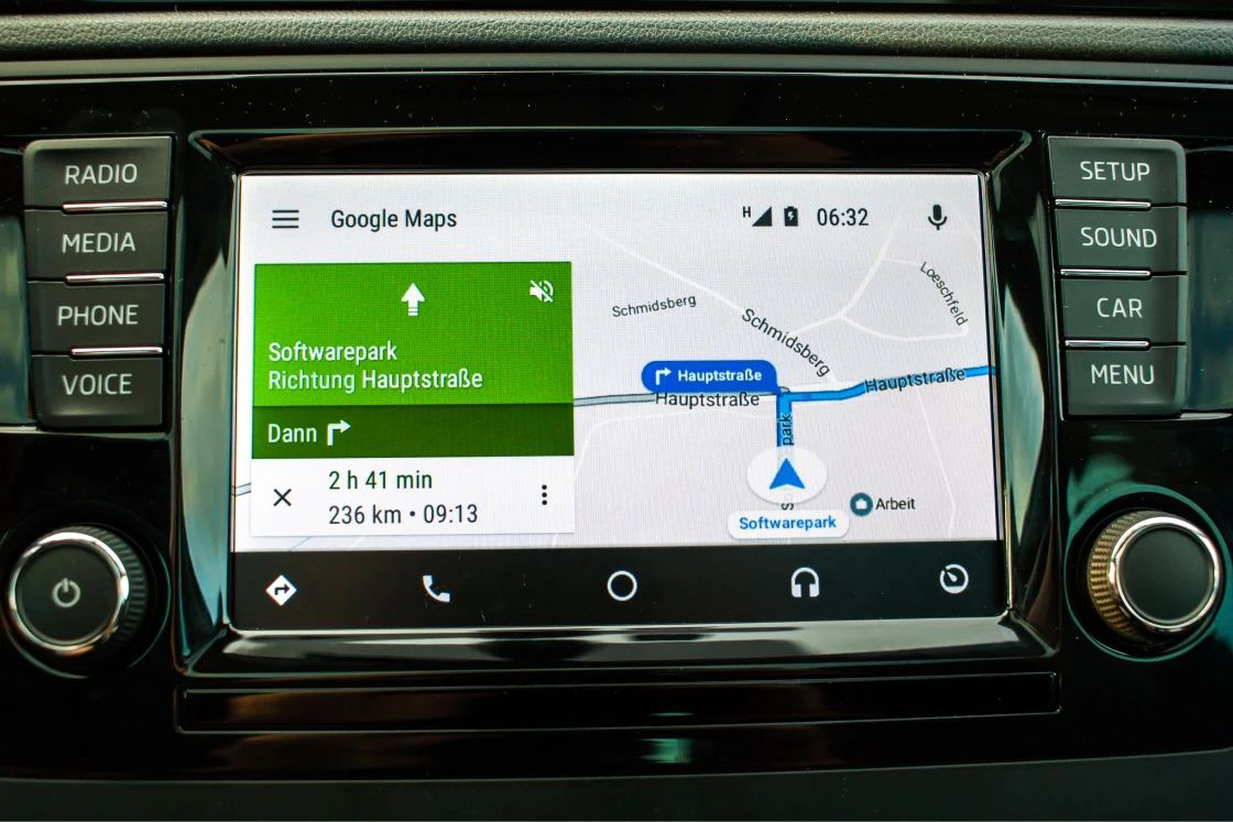 Auto-Bildschirm mit Google Maps Navigations-Screen.