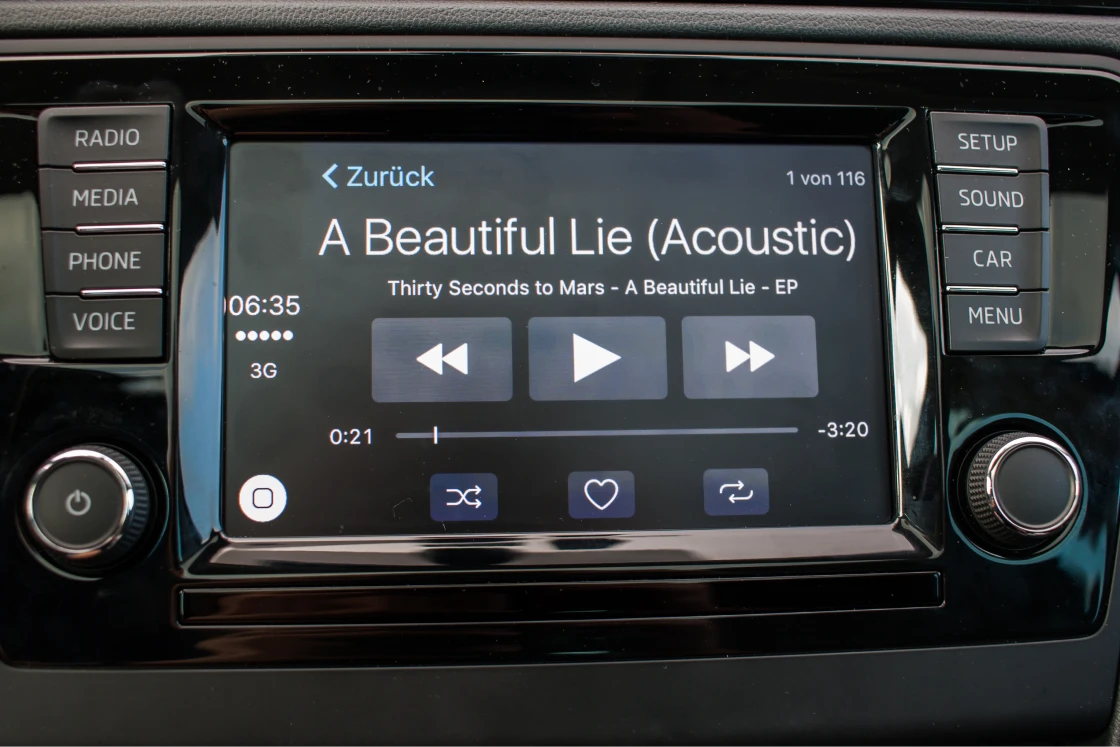 Auto-Bildschirm mit Apple Carplay Music Screen.