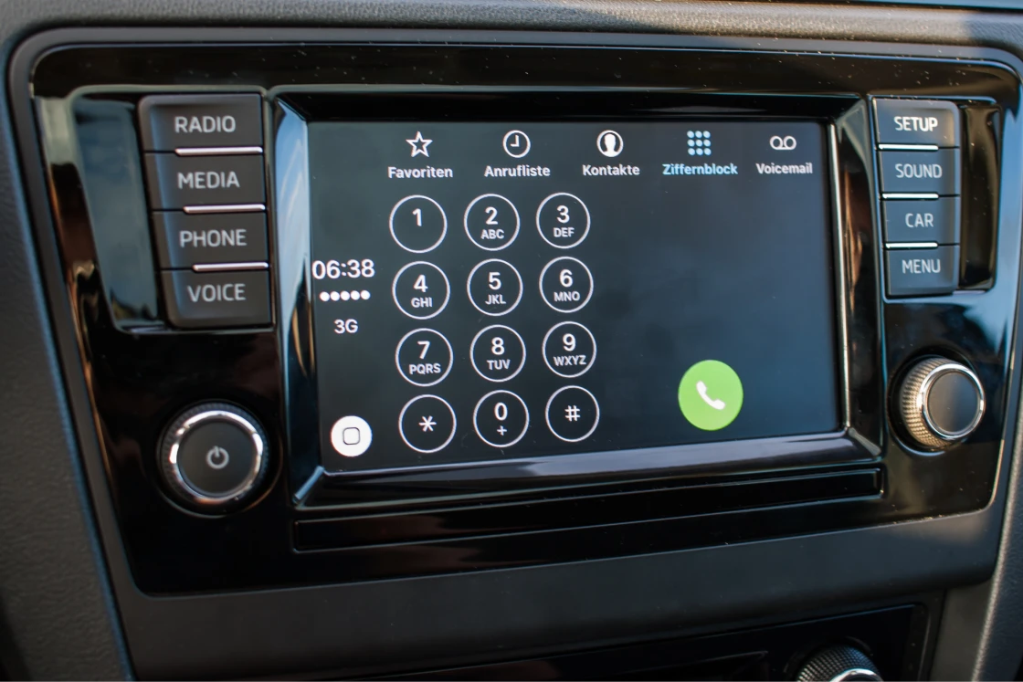 Auto-Bildschirm mit Apple Carplay Ziffernblock-Screen zum Tätigen von Anrufen.