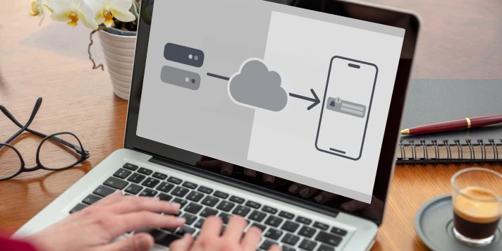 Laptopscreen mit Darstellung einer Push-Notification von Server zu Smartphone.