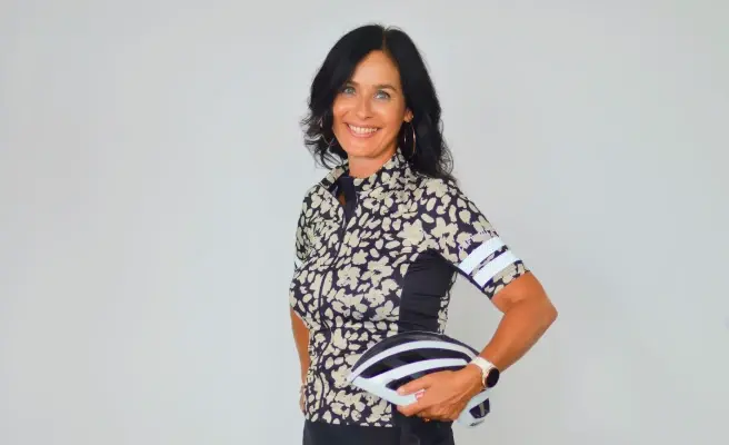 Mitarbeiterin Daniela Druckenthaner-Haider im Raddress und Helm in der Hand