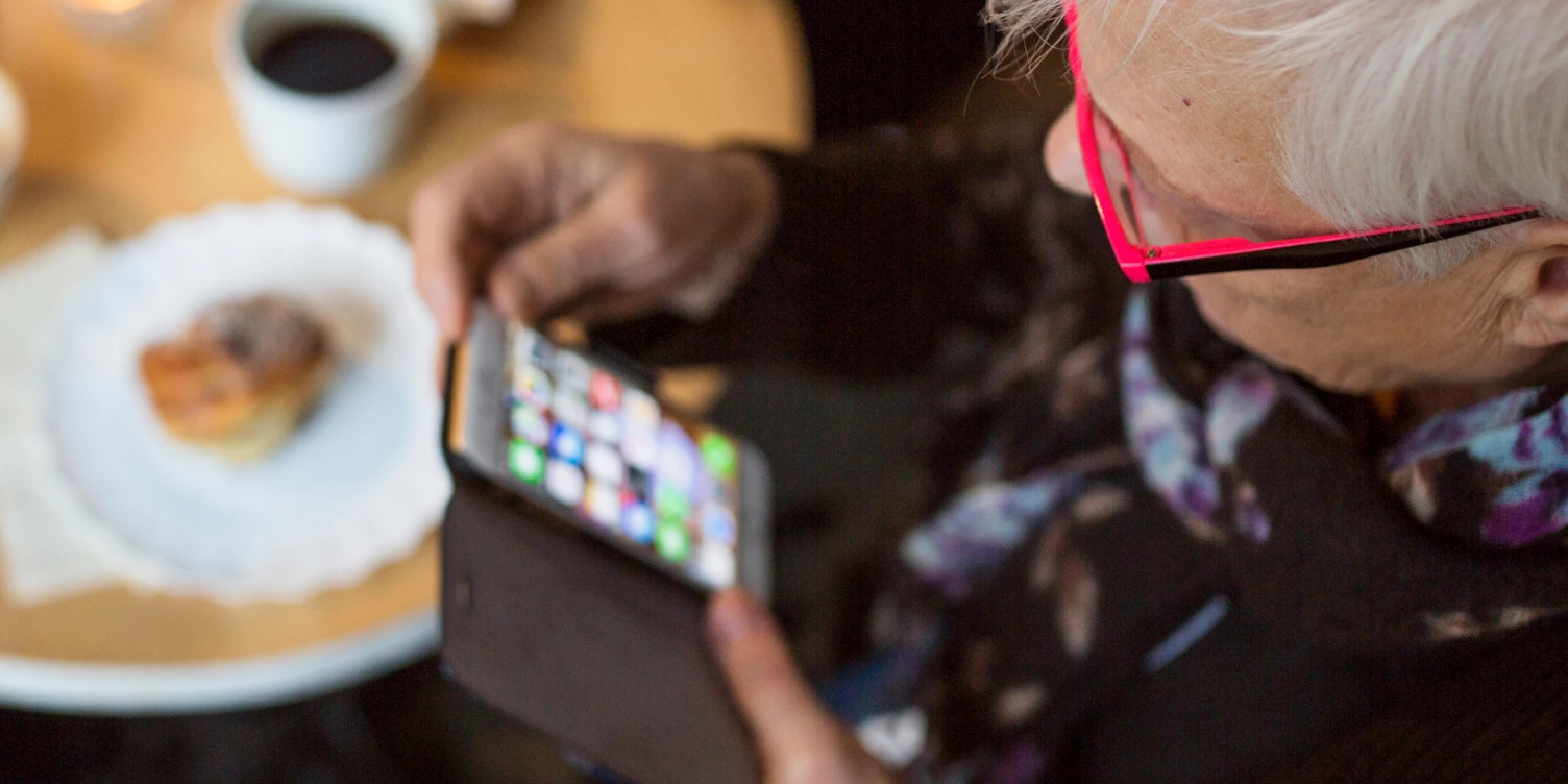 Ältere Frau, die Smartphone bedient