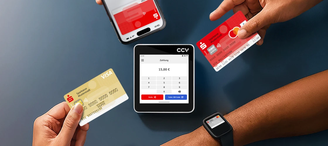 Kontaktloses Bezahlen mit Sparkassenkarten, Smartphone und Smartwatch an einem mobilen CCV-Kartenlesegerät.
