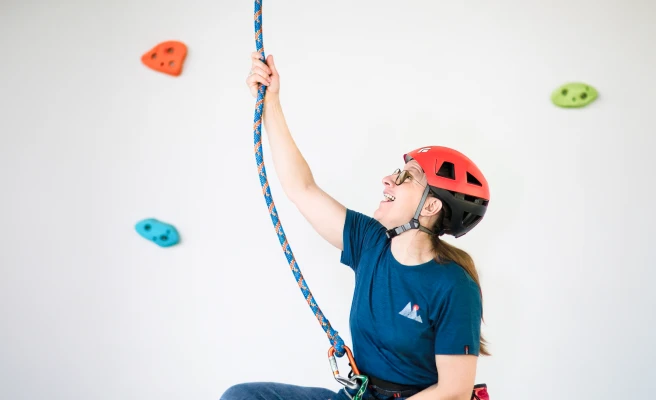 Mitarbeiterin Magdalena Schneidhofer mit Kletterausrüstung