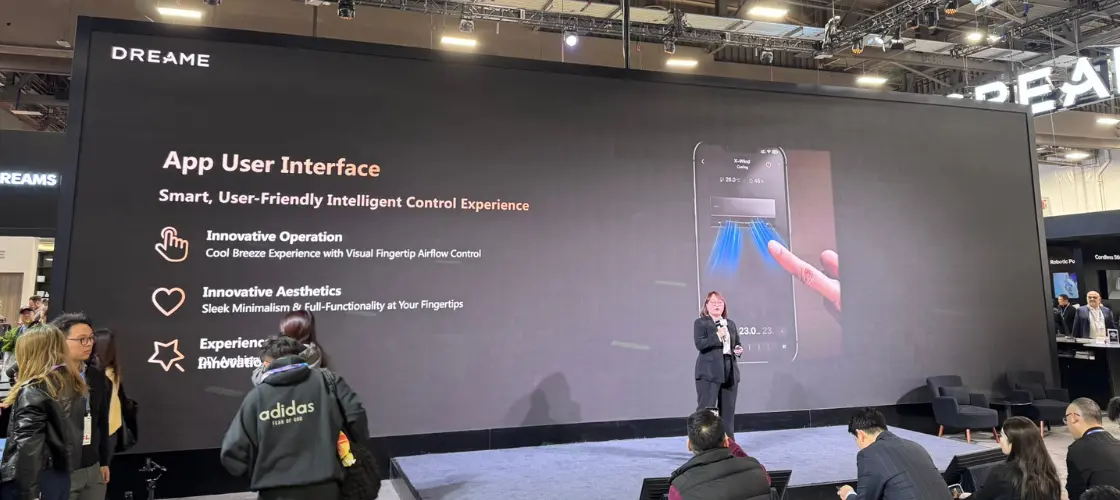 CES 2026: Präsentatorin stellt auf der Technologiemesse eine App User Interface vor und erklärt Benutzerfreundlichkeit, Bedienkonzepte und App-Design vor Publikum.