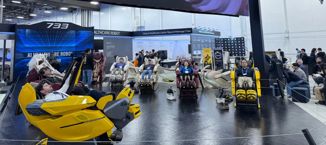 CES 2026: Besucher testen auf der Technologiemesse innovative Healthcare-Roboter und intelligente Massagesessel für den medizinischen und pflegerischen Einsatz.