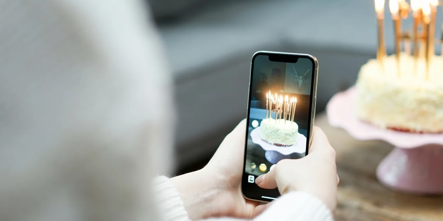 bluesource feiert 25 Jahre Wachstum mit Fokus auf Banking Apps und digitale Kundenbindung – Smartphone fotografiert Jubiläumskuchen